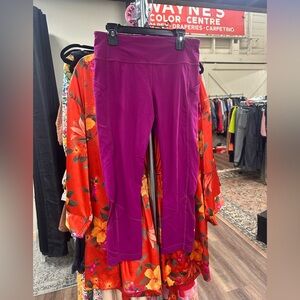 Lululemon cropped magenta colored leggings with pockets